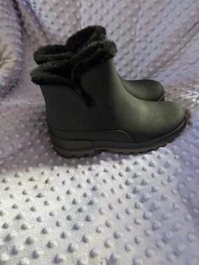 Baretraps Black Faux-Fur Ankle Winter Boots, New without box, size 8.5